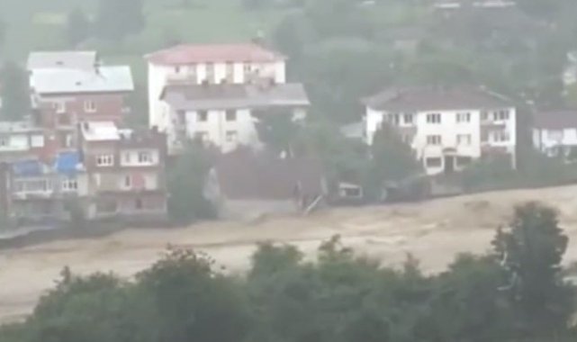 Artvin'in Arhavi ilçesinde dere kenarındaki ev sel sularına kapıldı