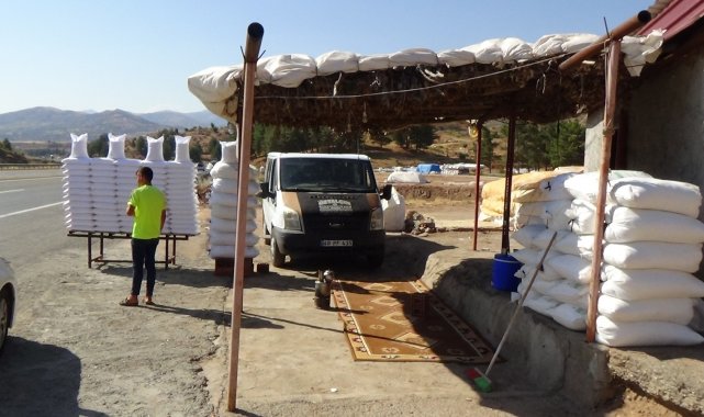 Asırlardır kayalardan elde ettikleri tuzla geçimlerini sağlıyorlar