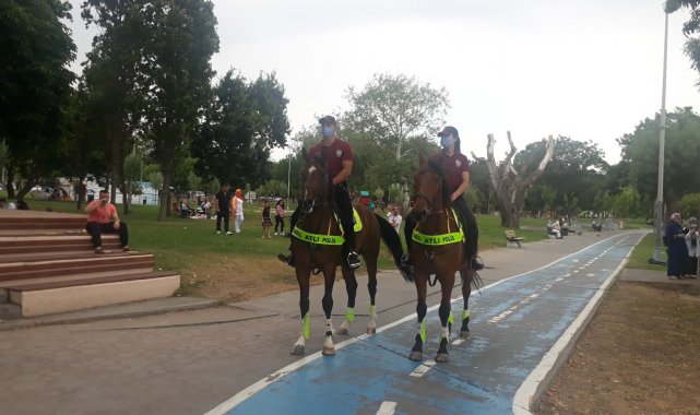 Atlı polislerden Florya sahilinde denetim yaptı