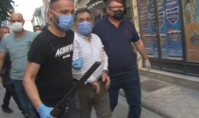 Av tüfekli yaşlı adam aracını çektirmemek için ortalığı birbirine kattı