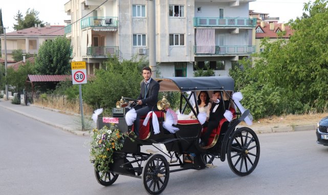 Babasının yaptığı elektrikli faytonla dünya evine girdiler