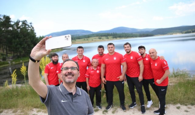 Bakan Kasapoğlu'ndan Tokyo 2020'ye katılacak milli güreşçilere ziyaret