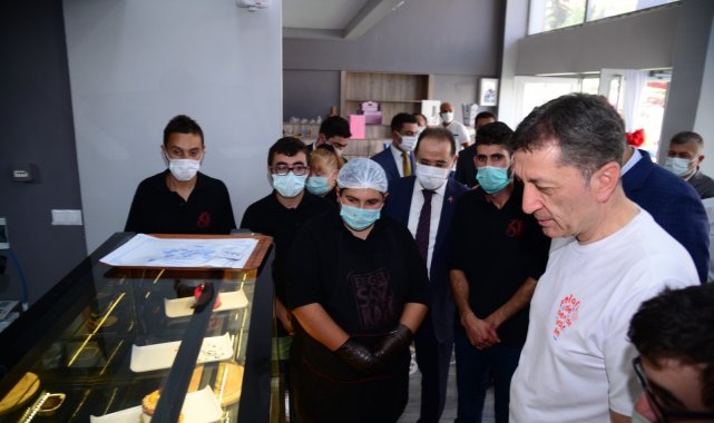 Bakan Selçuk&#039;tan Kahramankazan Engelsiz Kafe&#039;ye ziyaret