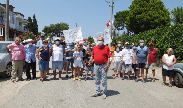 Balıkesir&#039;de denize ulaşımı engellenen site sakinleri yol kapattı