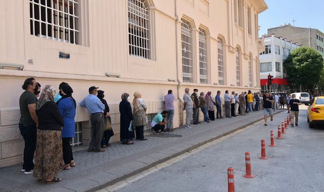 Bankalarda tatil dönüşü yoğunluğu yaşanıyor