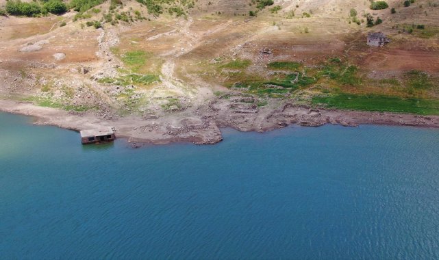 Baraj suları çekildi, 29 yıl önce sular altında kalan köy gün yüzüne çıktı