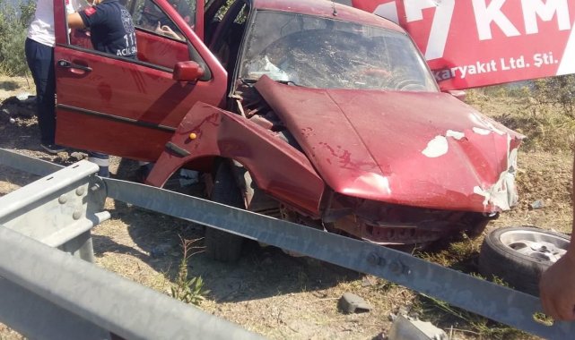 Bariyerlere çarpan otomobildeki 3 kişi yaralandı