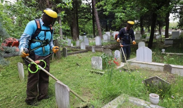 Başiskele&#039;de mezarlıklar bayrama hazır