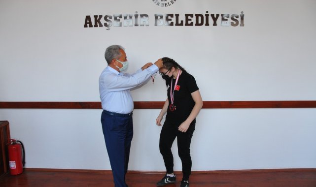 Başkan Akkaya&#039;dan başarılı sporcuya hediye