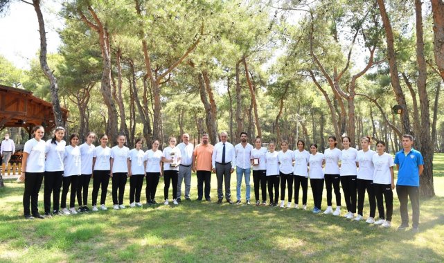 Başkan Esen, şampiyon hentbol takımıyla bir araya geldi
