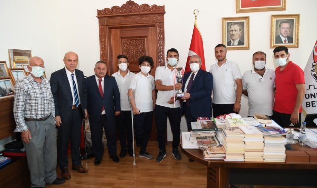 Başkan Mahçiçek&#039;ten ampute sporculara malzeme desteği