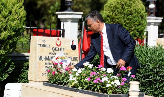 Başkan Uysal, şehit kabirlerini ziyaret edip çiçek bıraktı