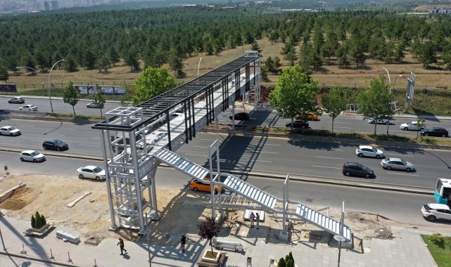 Başkent&#039;te yaya üst geçit yapımı hızlandı