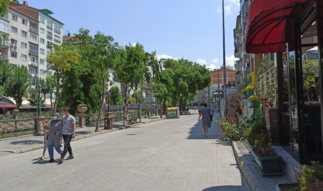 Bayram tatilinin bitmesiyle cadde ve sokaklar tenhalaştı