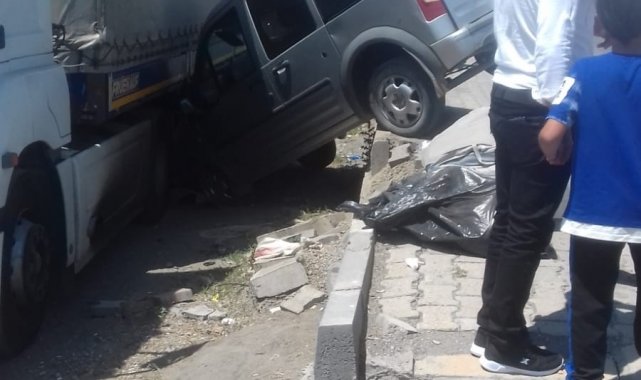 Bayram ziyareti için yola çıkan araç tırın altına girdi