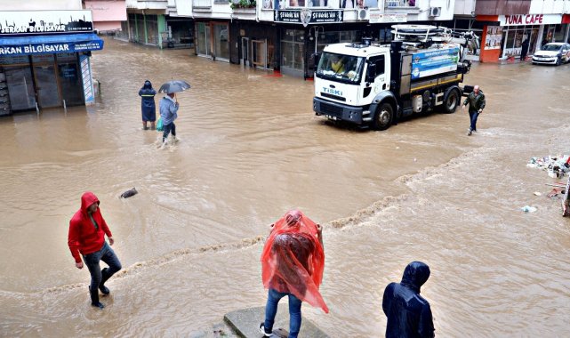 Beklenen şiddetli yağışın ardından Arhavi ilçe merkezinde sokaklar yine göle döndü