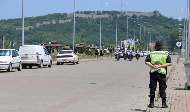 Belde girişinde kuyruklar oluştu, turistler adeta akın etti