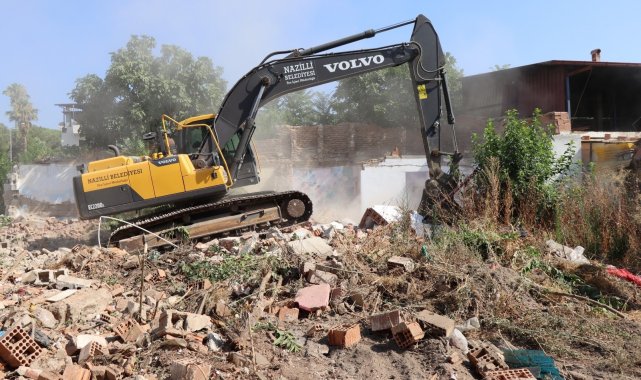 Belediye tehlike arz eden metruk binayı yıktı