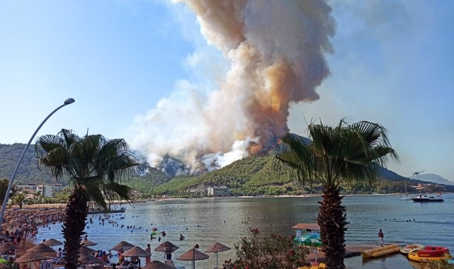 Bir yanda yangın, diğer yanda deniz keyfi