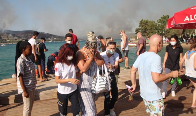 Bodrum&#039;da orman yangınında otellerden 3 bin kişi tahliye edildi