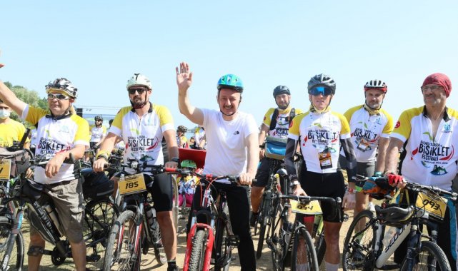 Büyükakın, bisikletçilerle birlikte pedal çevirdi