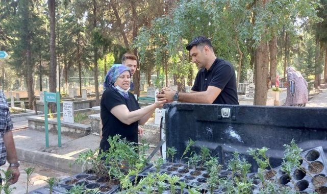 Büyükşehir serasında yetişen çiçekler, Manisalılarla buluştu