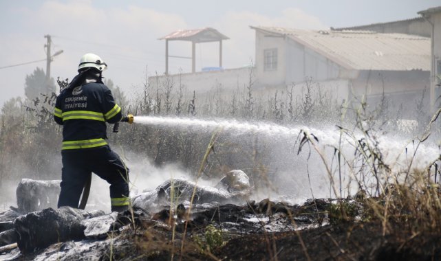 Çalılardan lastiklere sıçrayan yangın gökyüzünü dumana boğdu