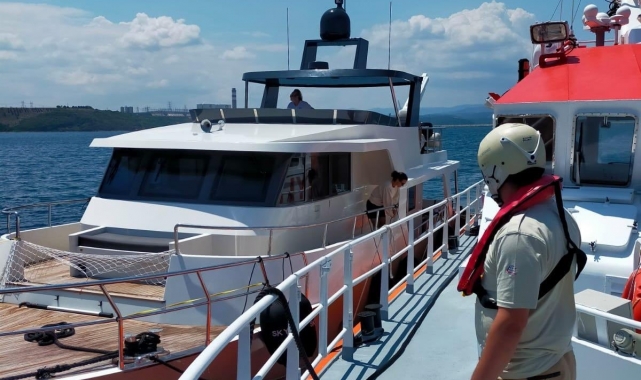 Çanakkale açıklarında sürüklenen teknedeki 5 kişi kurtarıldı