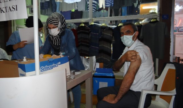 Çarşı merkezinde kurulan mobil aşı istasyonunda aşı yoğunluğu