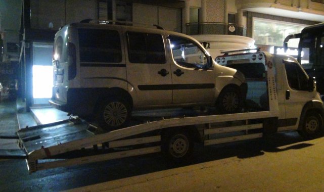 Çekici üzerinde olduğunu unutup aracının kapısını açınca yola düştü