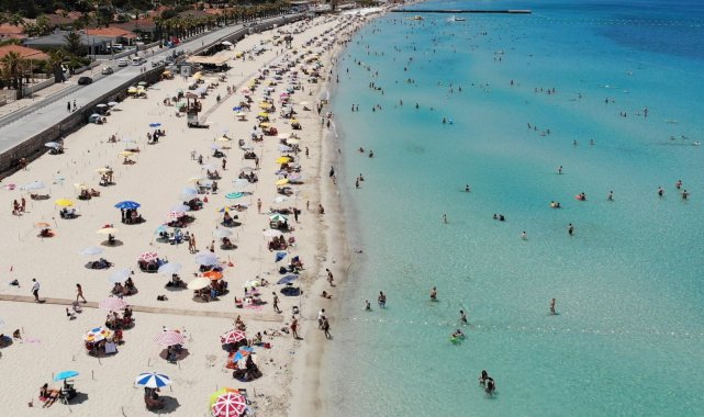 Çeşme plajlarındaki bayram yoğunluğu havadan görüntülendi
