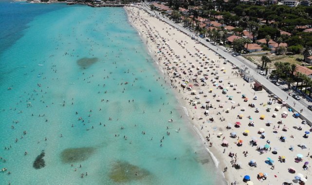 Çeşme&#039;de nüfus 1 milyonu aştı; plajlardaki kalabalık havadan görüntülendi