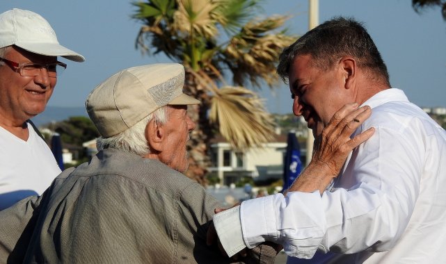 Çeşme'nin Ilıca Mahallesi'nde 72 yıllık geleneksel bayramlaşma
