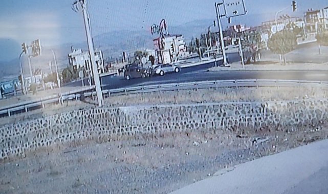 Cip ile otomobilin çarpışma anı güvenlik kamerasında