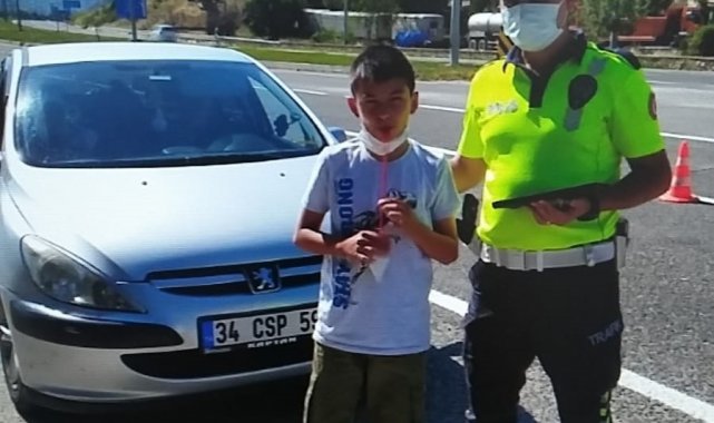 Çocuklara kırmızı düdük dağıttılar, trafik kazalarına dikkat çektiler