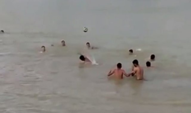 Çocukların baraj gölünde tehlikeli oyunu