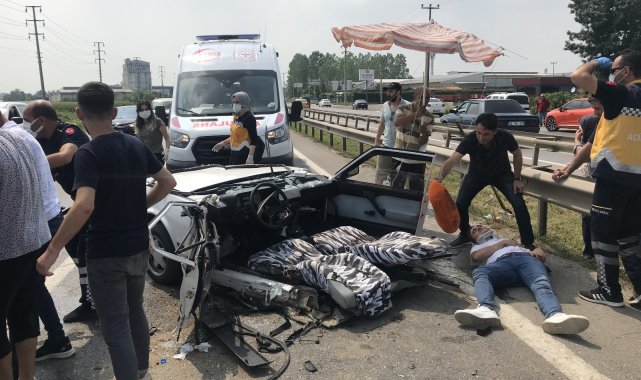 D100'de feci kaza, otomobil ikiye bölündü: 6 yaralı