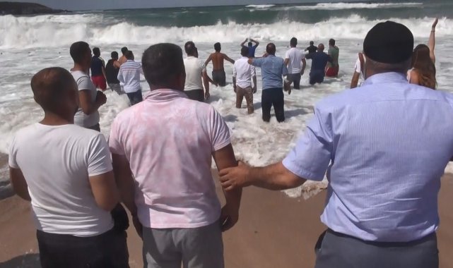 Dalgalar arasında cismi ceset sanınca herkes denize koştu