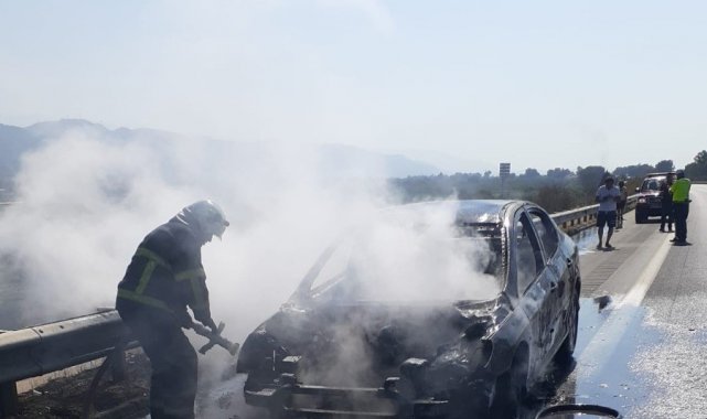 Denizli'den yola çıkan araç seyir halindeyken çıkan yangında küle döndü