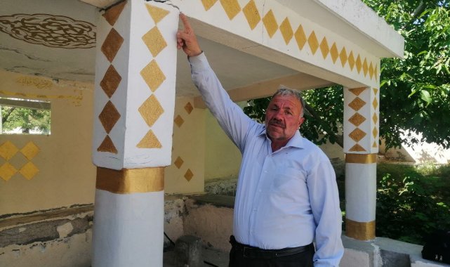 Depremi yaşayan mahallede hasar gören cami ibadete kapatıldı