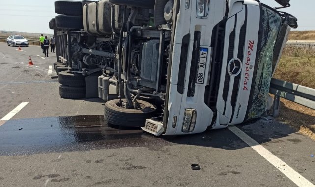 Devrilen tırın şoförü kazayı yara almadan atlattı