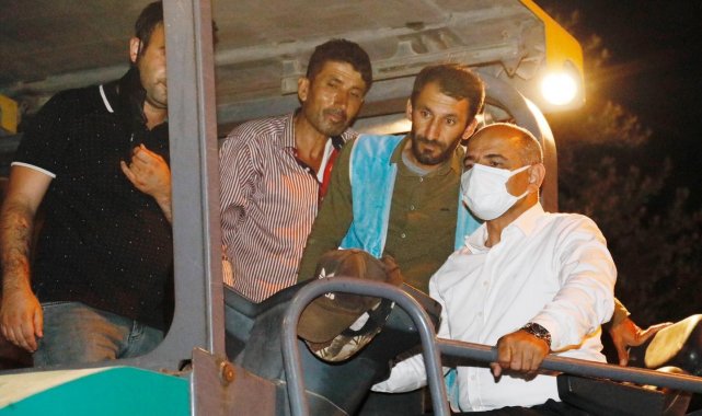 Direksiyona geçti, asfaltı döktü