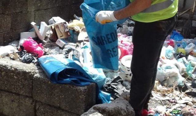 Diyarbakır'da harabe evde 1 ton çöp çıkarıldı