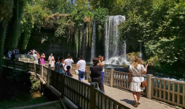 Düden Şelalesi bayramda 100 bin ziyaretçiyi ağırladı