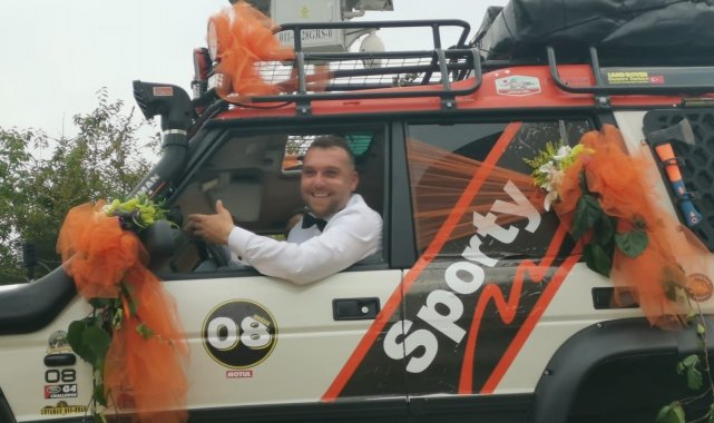 Düğüne çekiciye yüklediği off-road aracıyla gitti