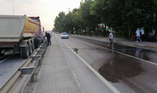 Dumanları gören vatandaş bahçe suladığı hortumu alarak yardıma koştu