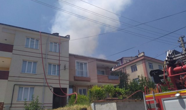 Edirne&#039;de bir apartmanın çatısında çıkan yangın söndürüldü
