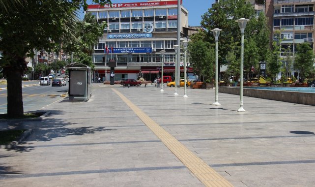 Efeler'de sıcak hava bunalttı, sokaklar boş kaldı