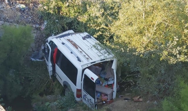 Eğirdir&#039;de araç kanala uçtu: 2 ölü, 6 yaralı