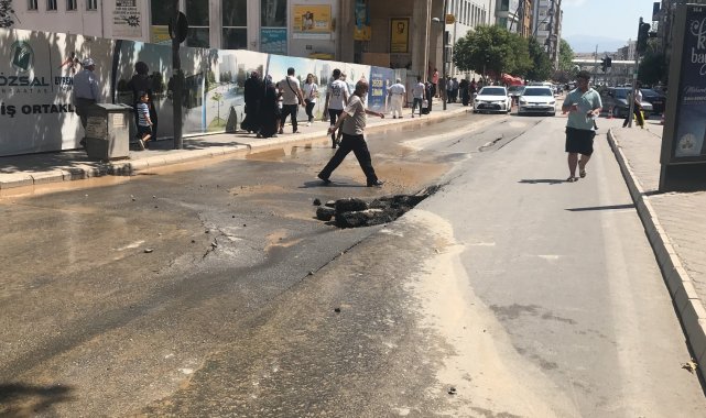Elazığ'da su borusunun patlaması nedeni ile yol çöktü, ekipler anında çalışmalara başladı